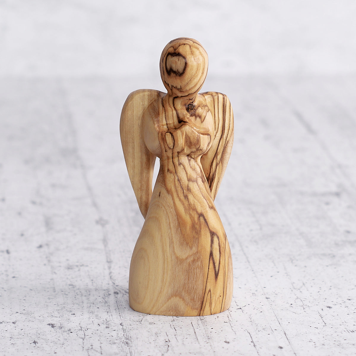 Angelo della pace in legno di ulivo