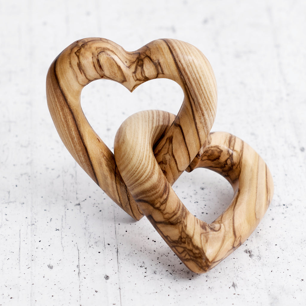 Cuori intrecciati in legno di ulivo - creazione artigianale realizzata a mano