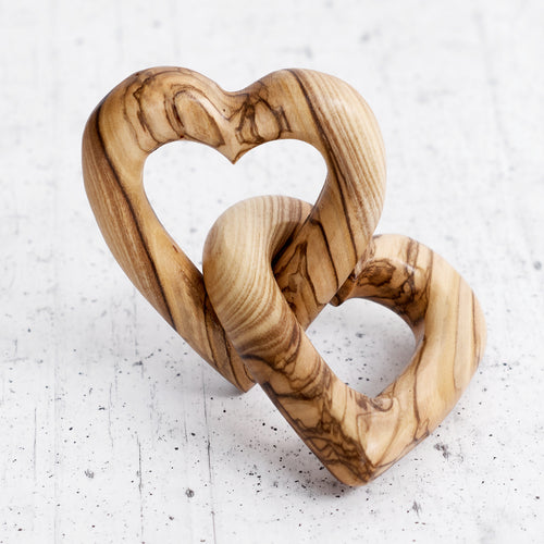 Cuori intrecciati in legno di ulivo - creazione artigianale realizzata a mano