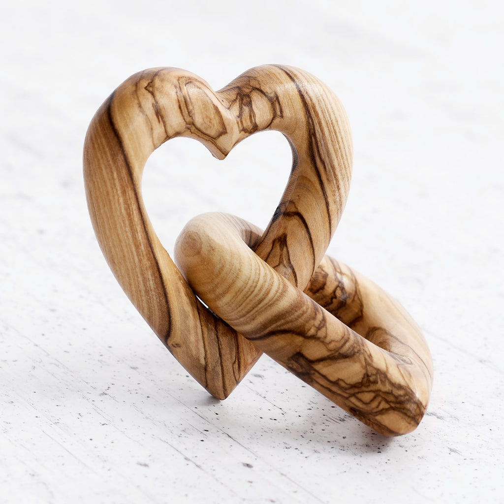 Cuori intrecciati in legno di ulivo - creazione artigianale realizzata a mano