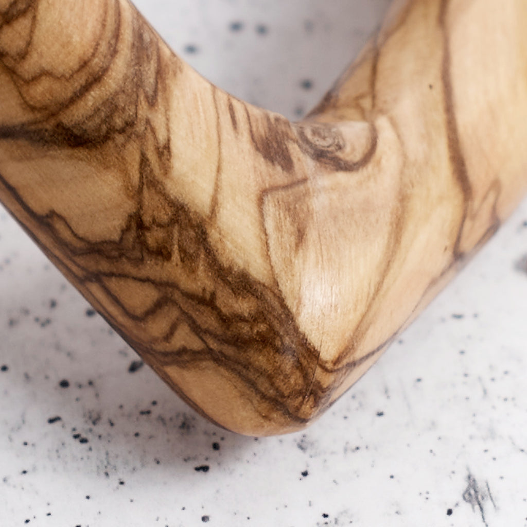 Cuori intrecciati in legno di ulivo - creazione artigianale realizzata a mano