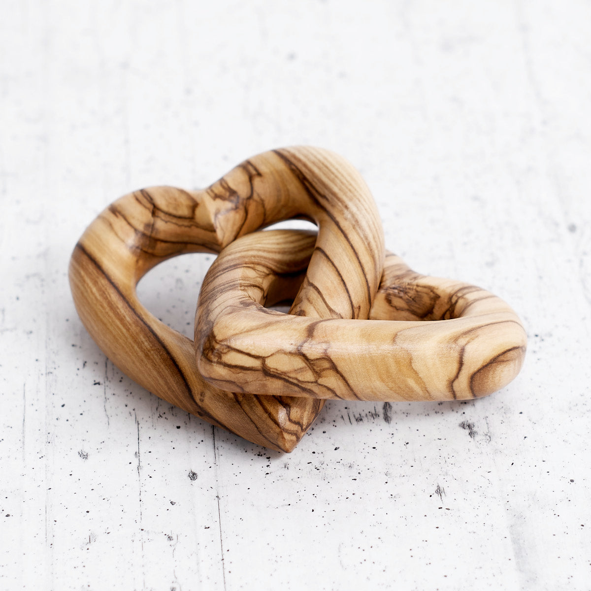 Cuori intrecciati in legno di ulivo - creazione artigianale realizzata a mano