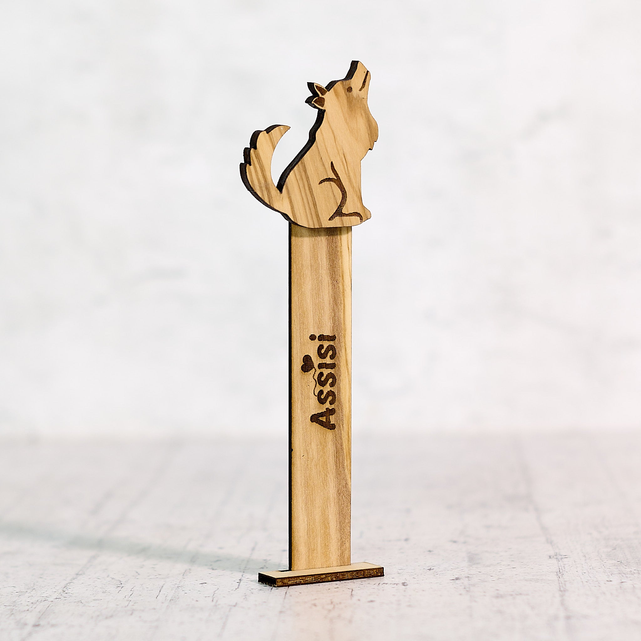 Lupo segnalibro in legno di olivo
