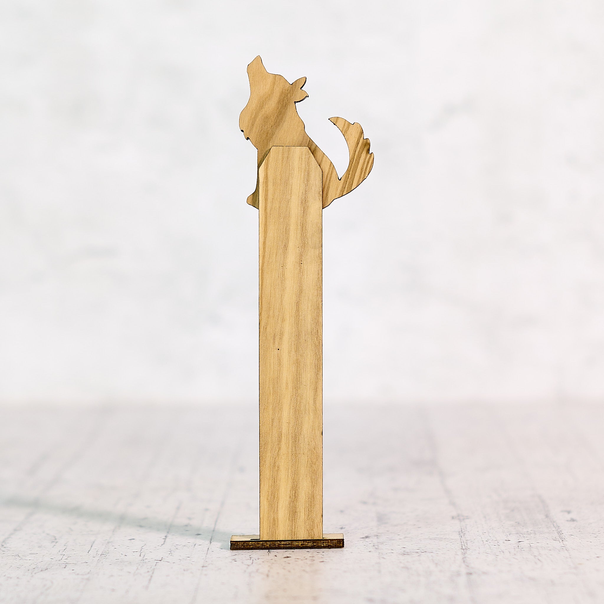 Lupo segnalibro in legno di olivo