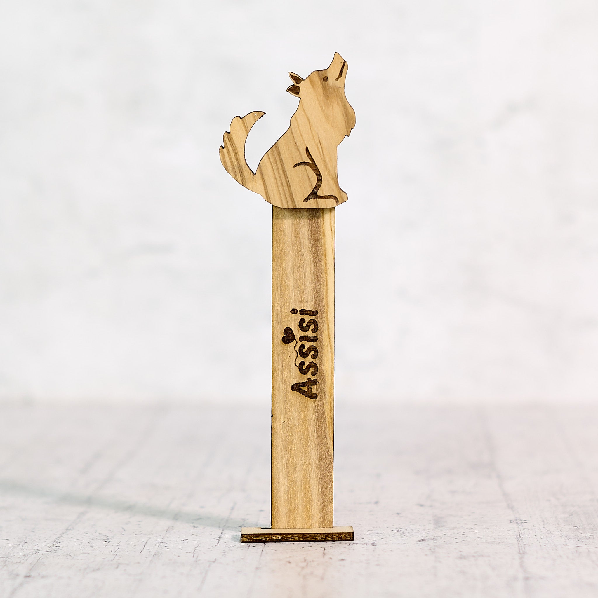 Lupo segnalibro in legno di olivo