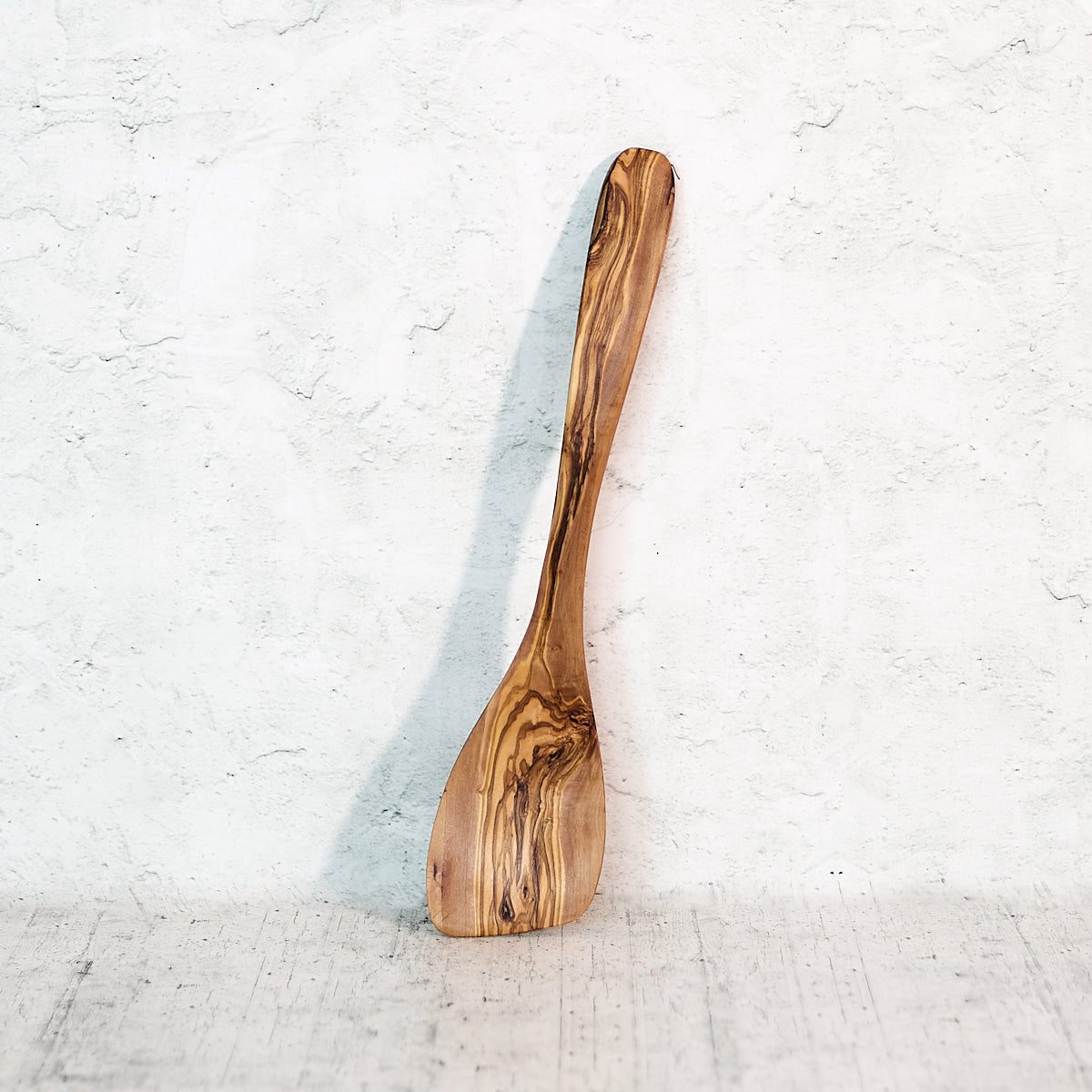 Spatola sagomata in legno di olivo