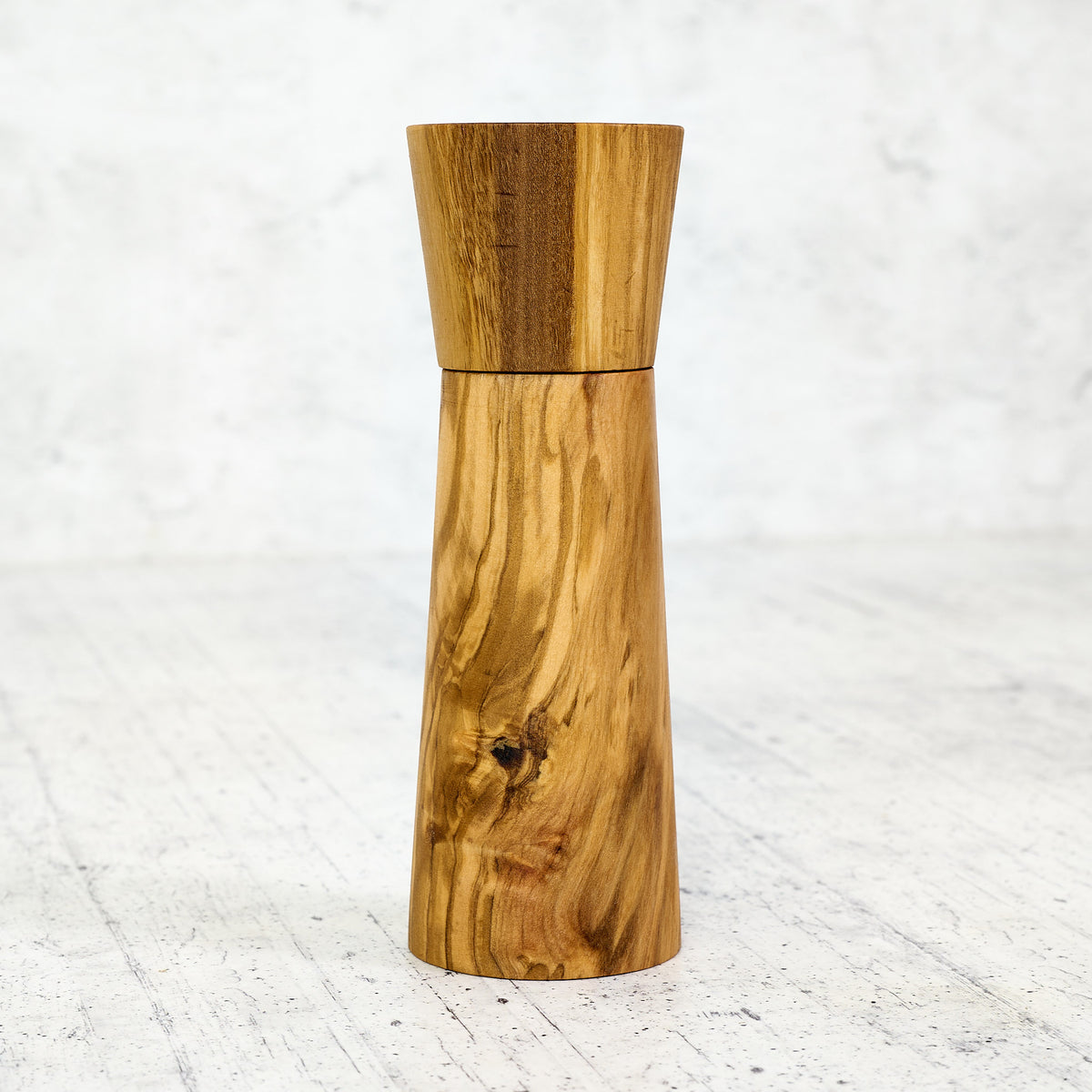 Moderne Salz- und Pfeffermühle aus Olivenholz – d'Olivo Assisi