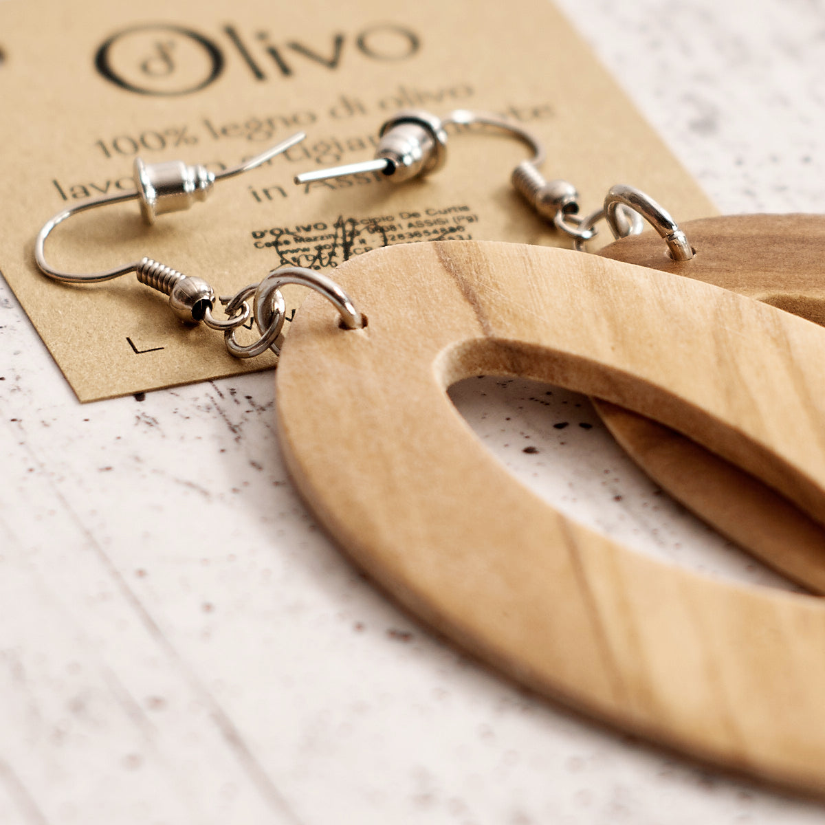Mia. Orecchini in legno di olivo