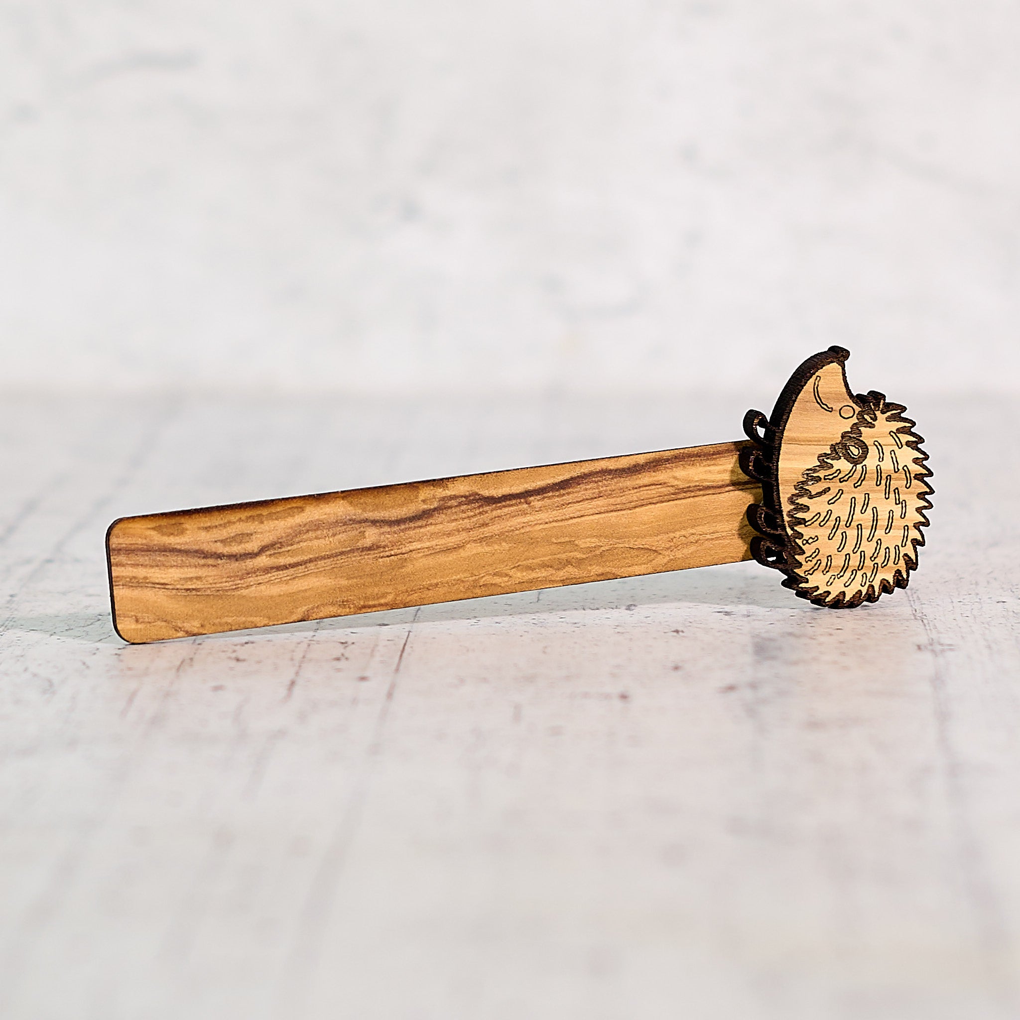 Riccio segnalibro in legno di olivo