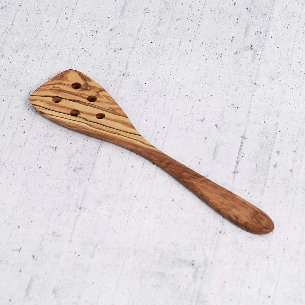 Spatola con fori in legno di olivo