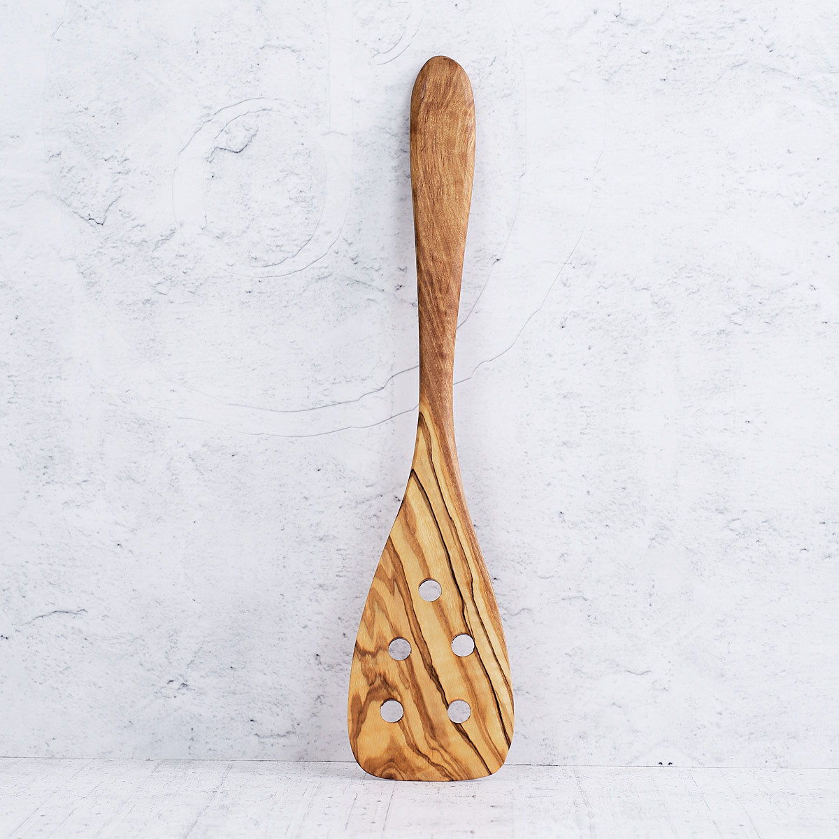 Spatola con fori in legno di olivo
