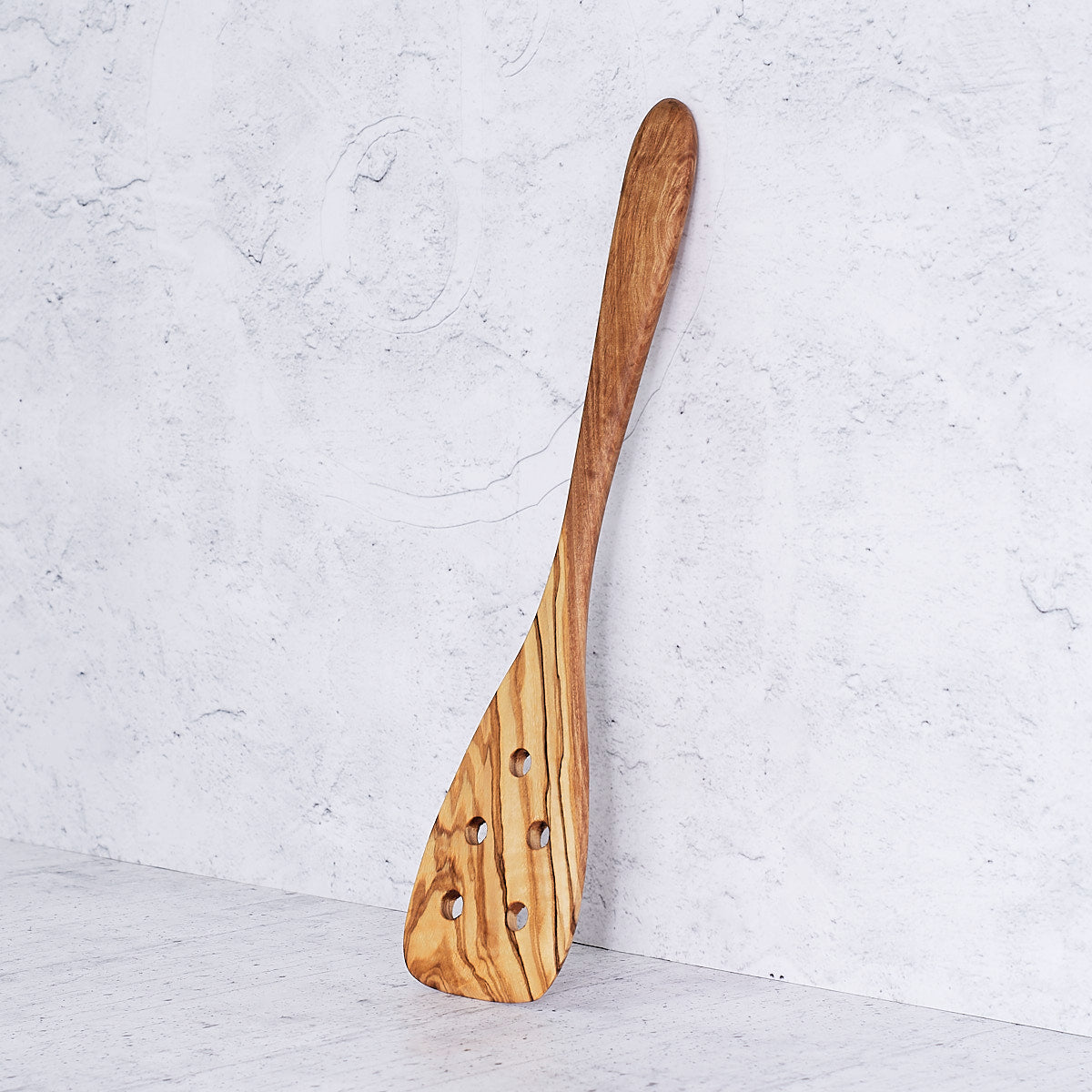 Spatola con fori in legno di olivo