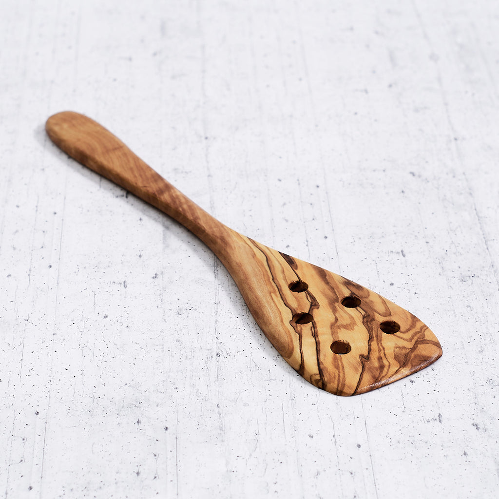 Spatola con fori in legno di olivo
