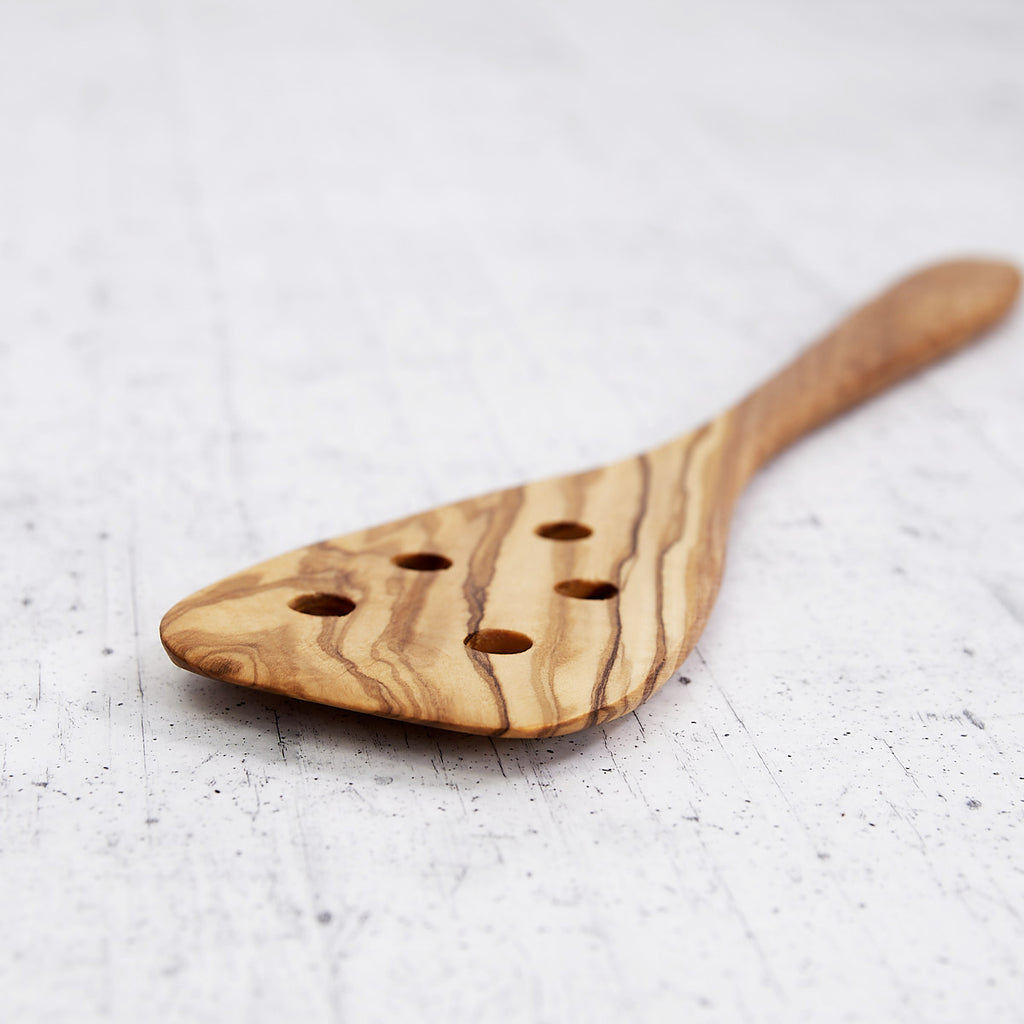 Spatola con fori in legno di olivo