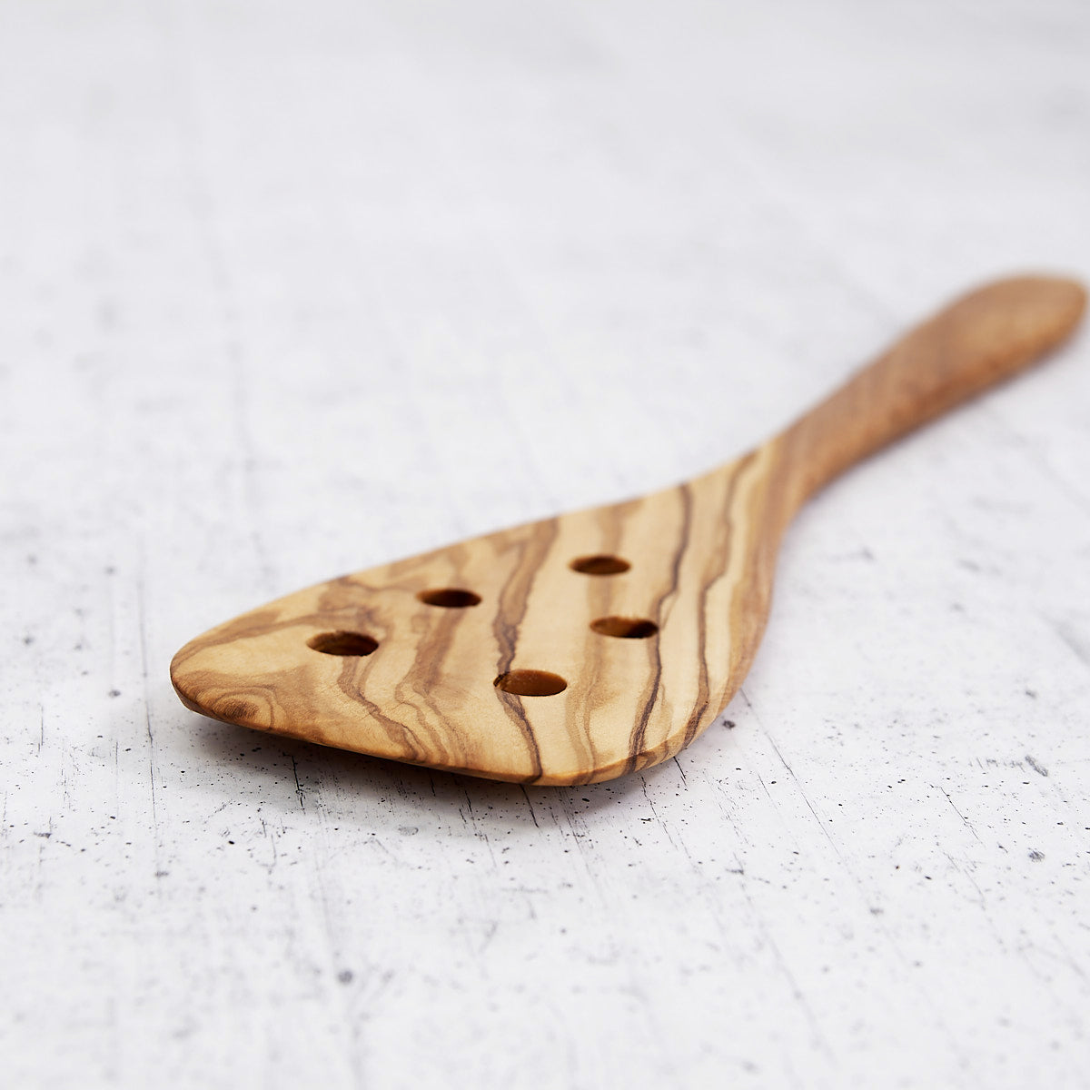 Spatola con fori in legno di olivo