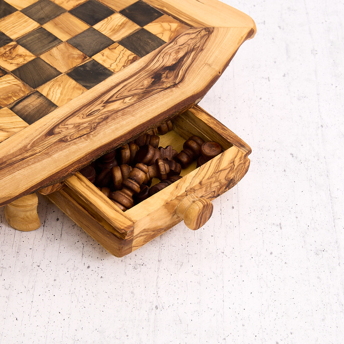 Scacchiera rustica in legno d’ulivo con cassetti