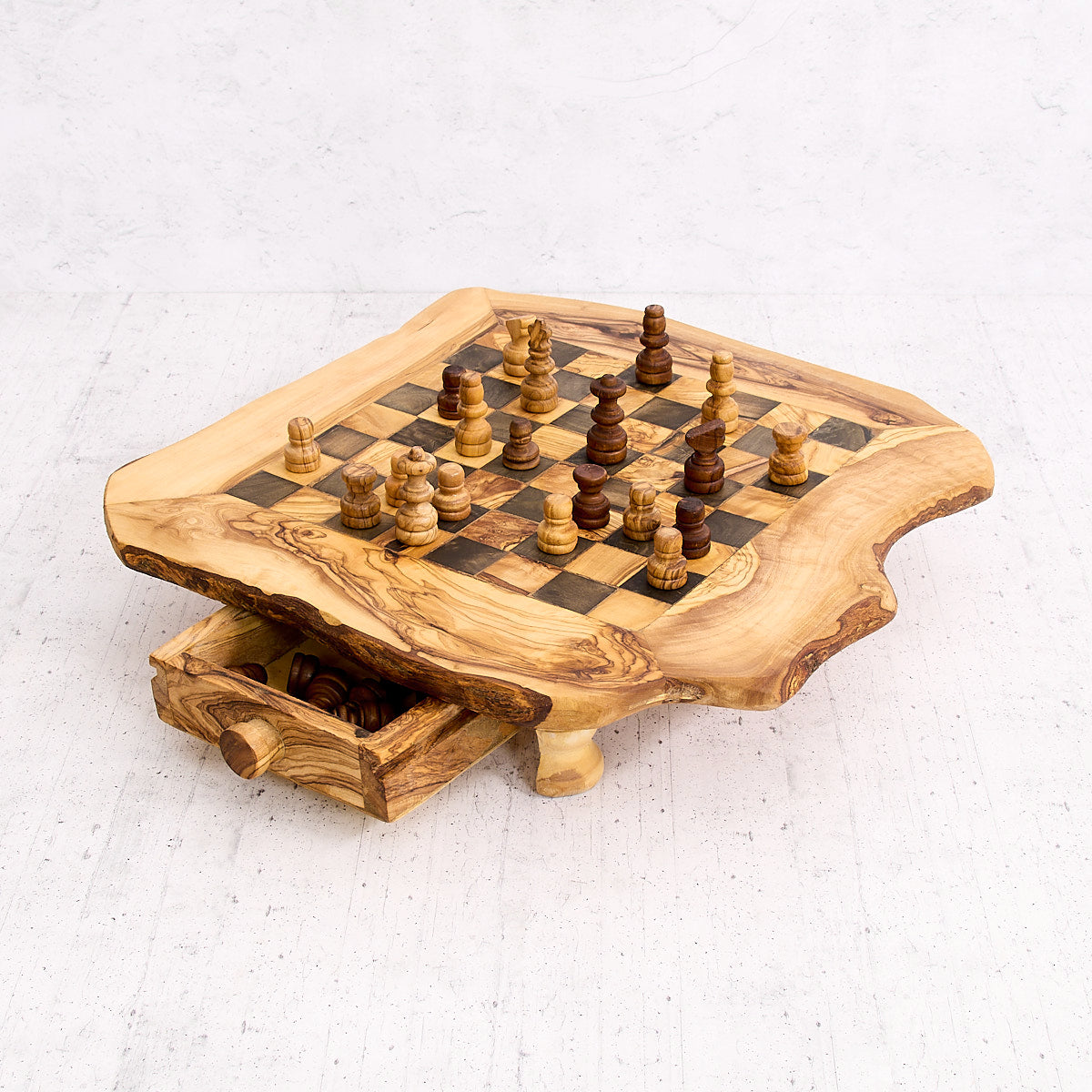 Scacchiera rustica in legno d’ulivo con cassetti