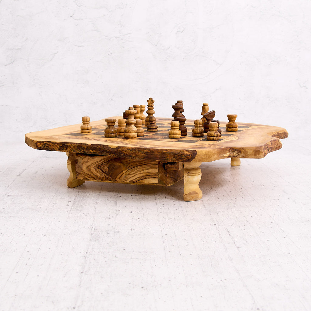 Scacchiera rustica in legno d’ulivo con cassetti