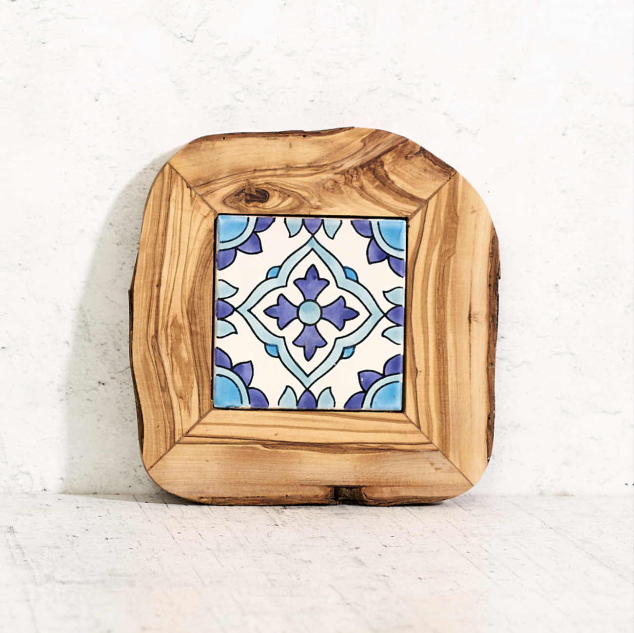 Sotto pentola rustico in ceramica e legno di ulivo