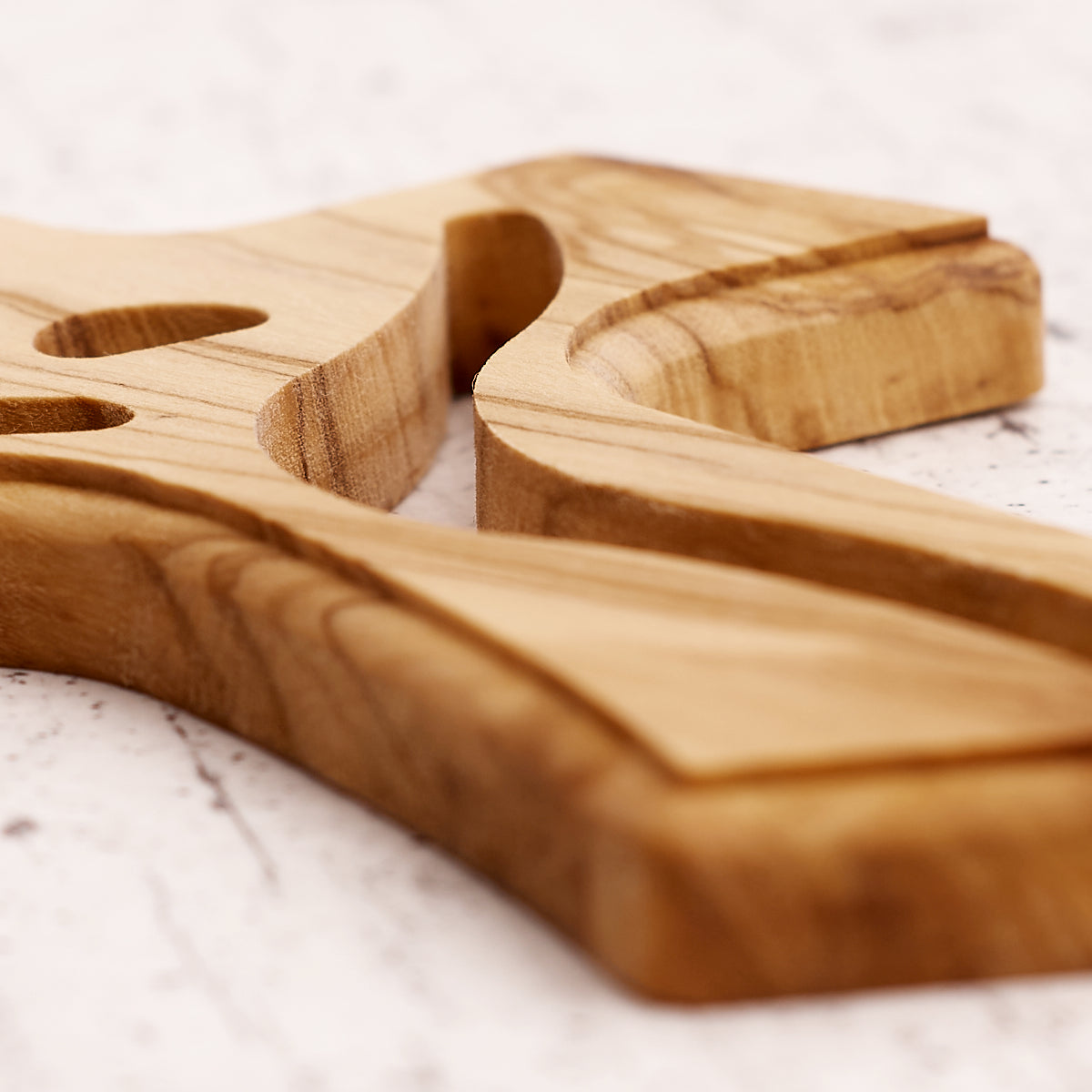 Tau moderno in legno di olivo