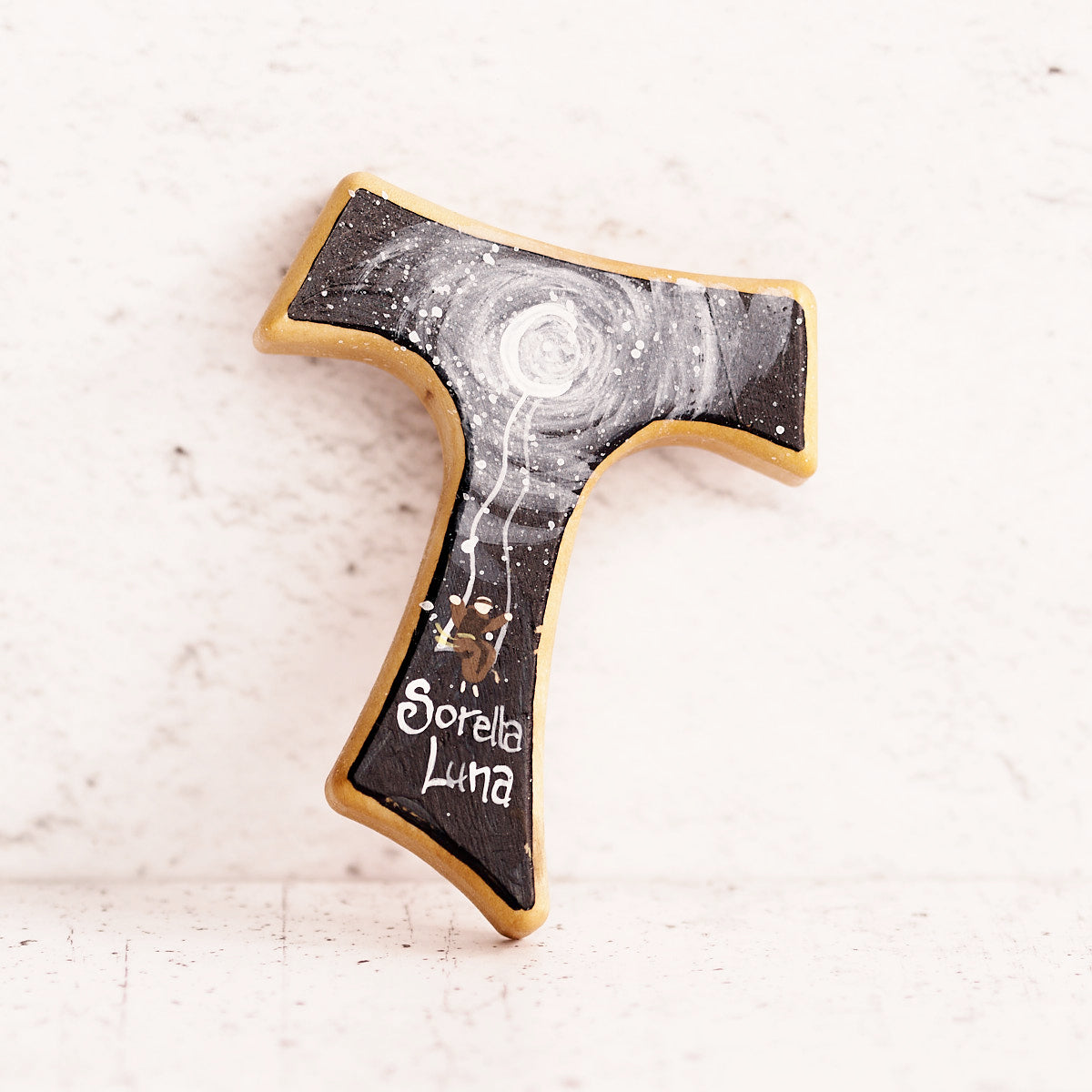 Tau sorella luna dipinto a mano su legno di olivo