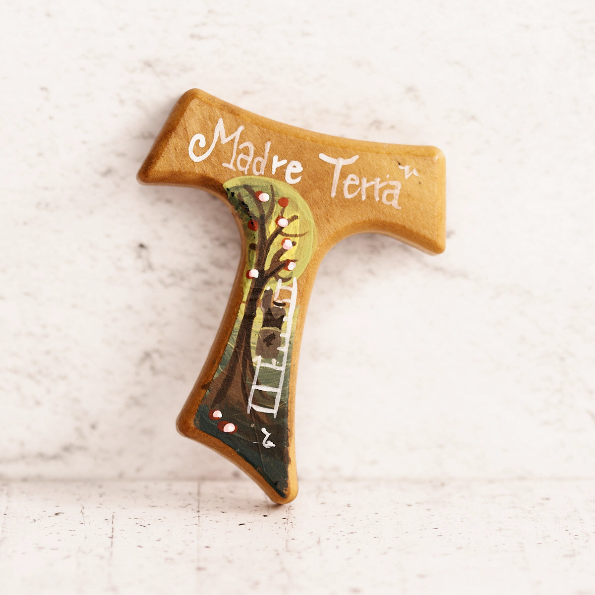 Tau madre terra dipinto a mano su legno di olivo