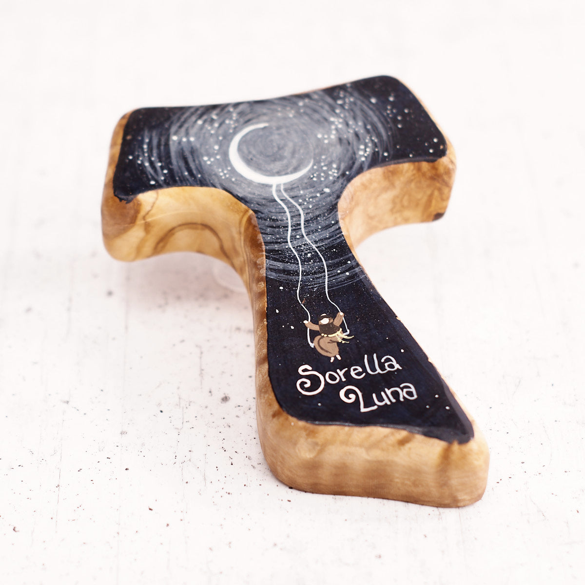 Tau Sorella luna dipinto a mano su legno di olivo