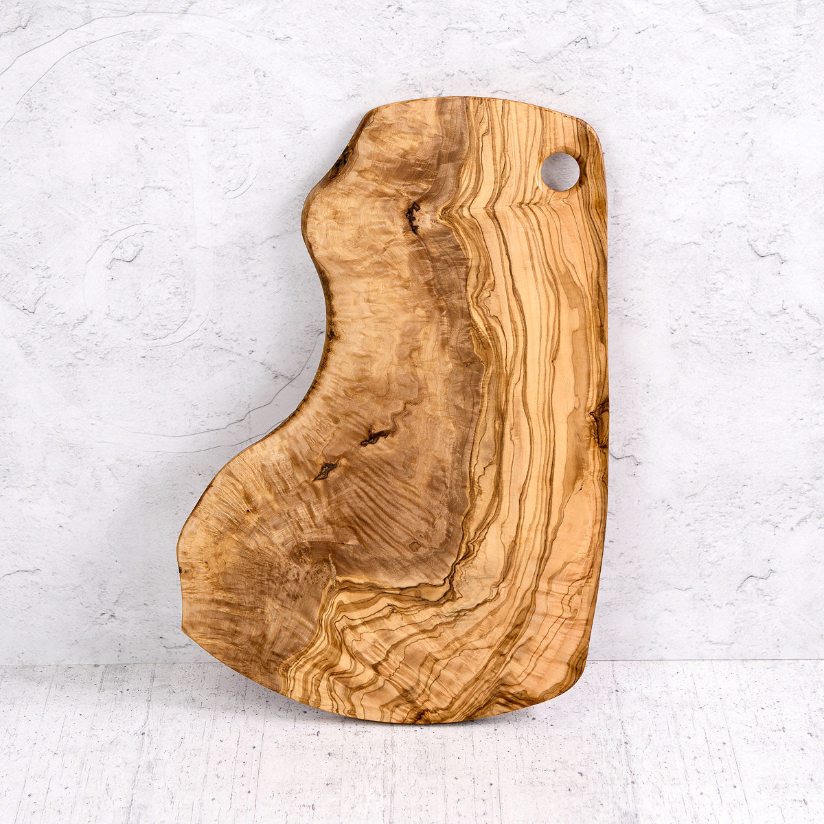 Tagliere irregolare rustico in legno di olivo