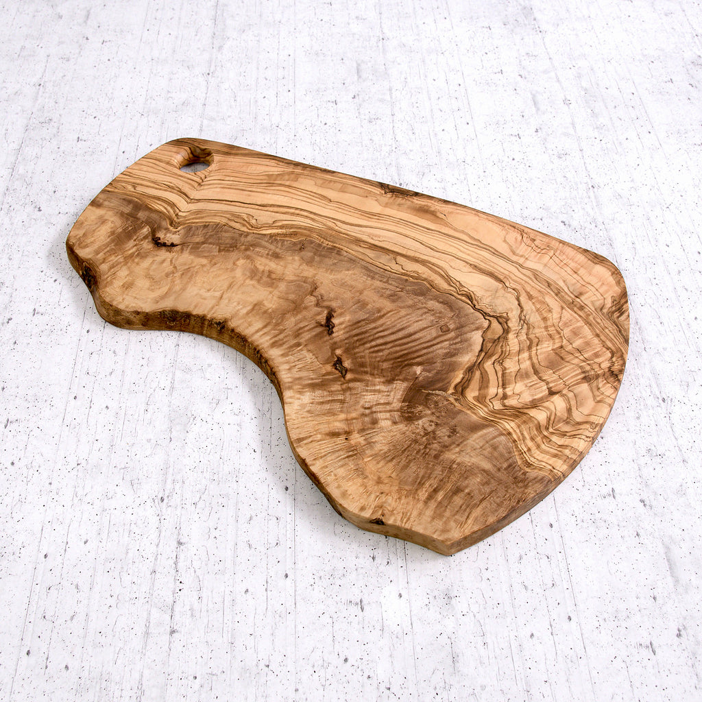 Tagliere irregolare rustico in legno di olivo