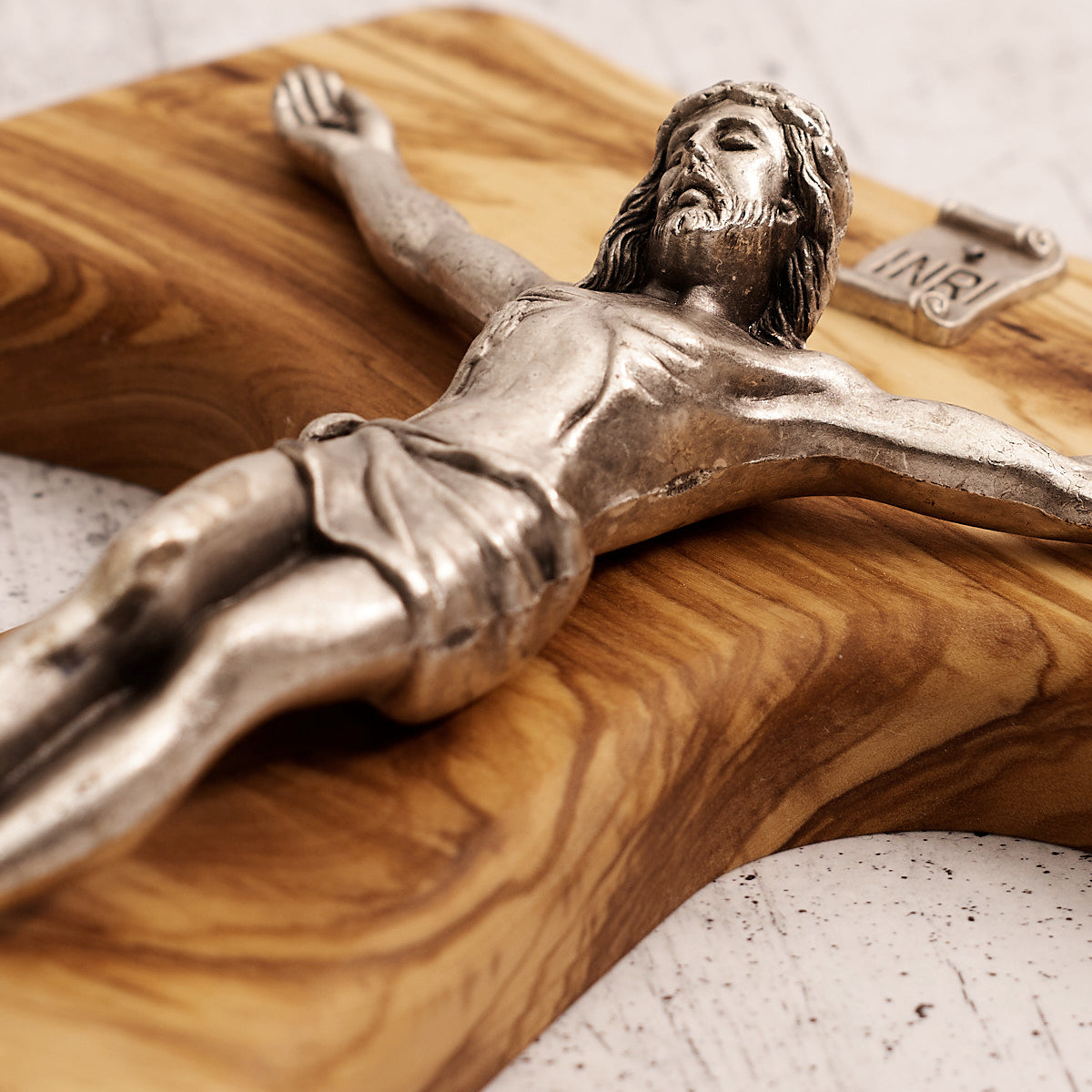 Tau in legno di olivo con corpo di Cristo