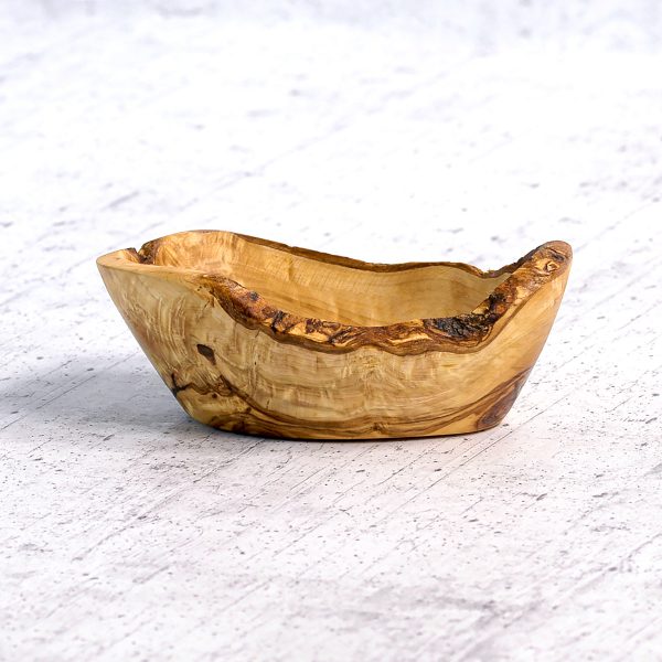 Ciotola Di Cereali Con Flusso Di Latte Sul Tavolo Di Legno | Foto Gratis