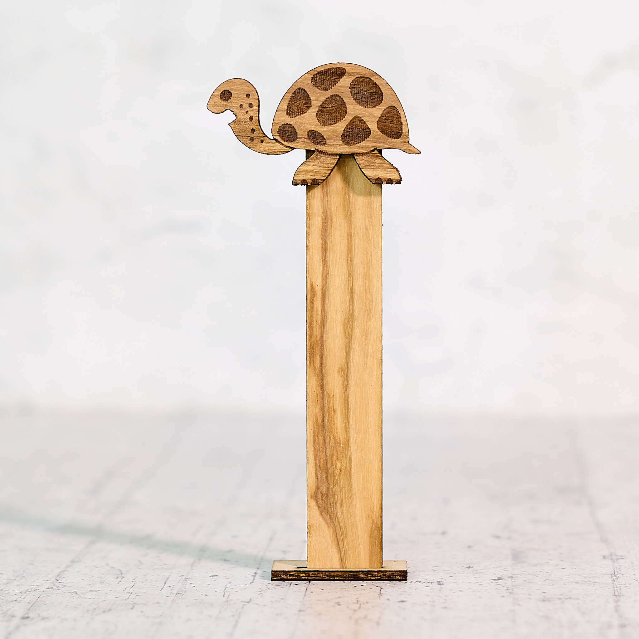 Tartaruga segnalibro in legno di olivo