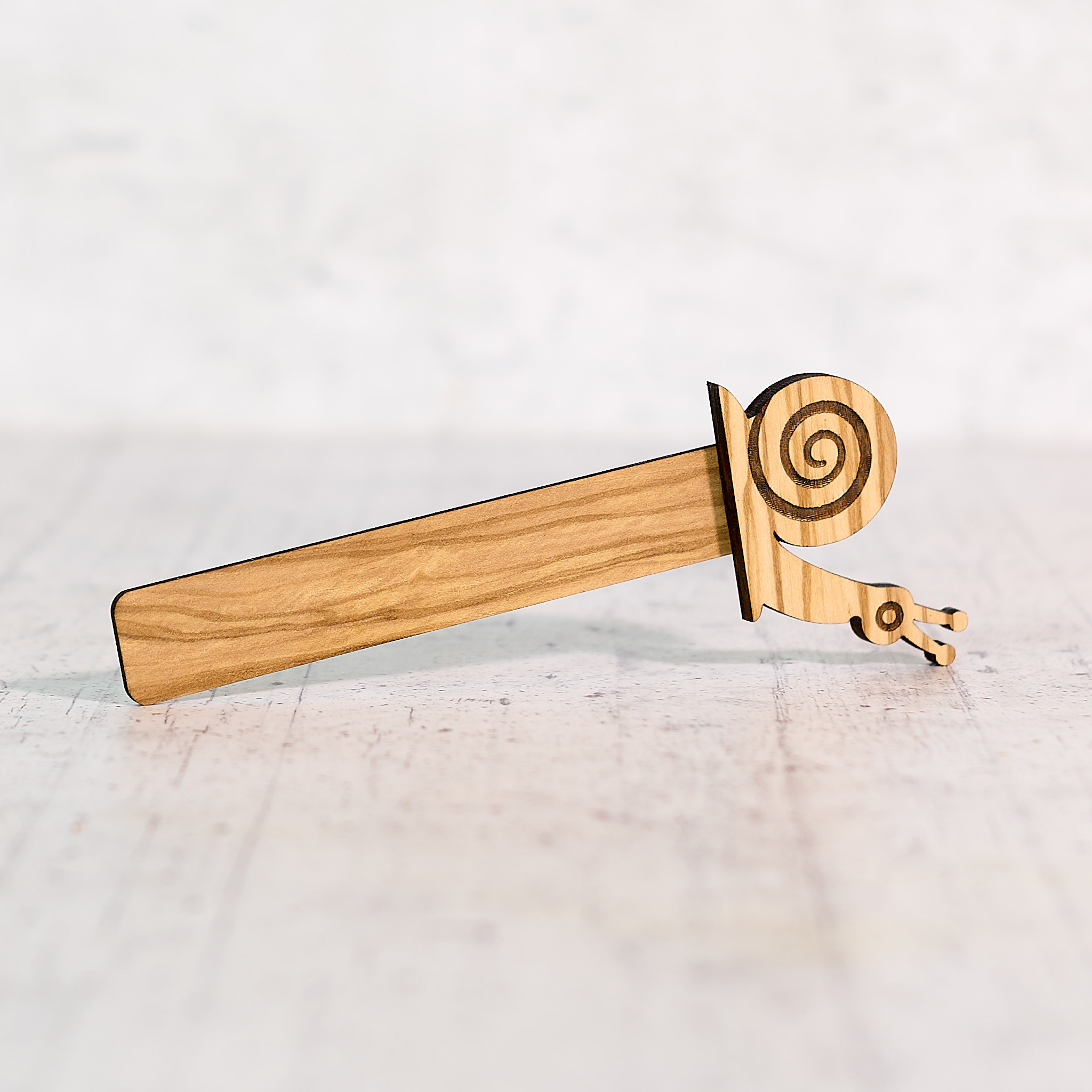 Lumaca segnalibro in legno di olivo - immagine 4